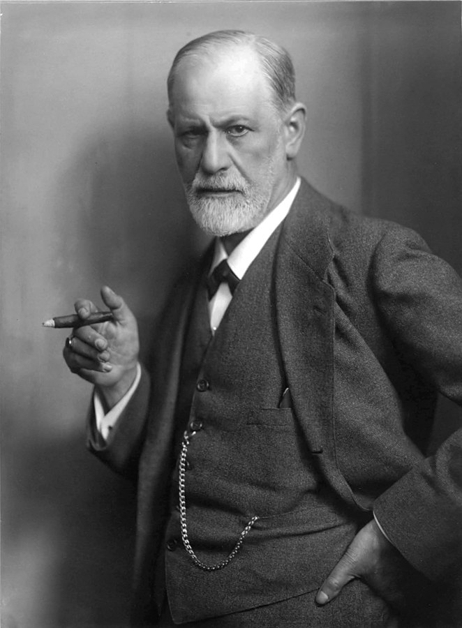 Retrato de Sigmund Freud segurando um charuto, fotografado por Max Halberstadt por volta de 1921.